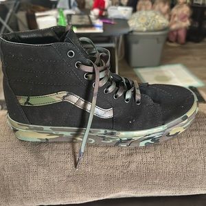 Van black and camo hi size 10 men